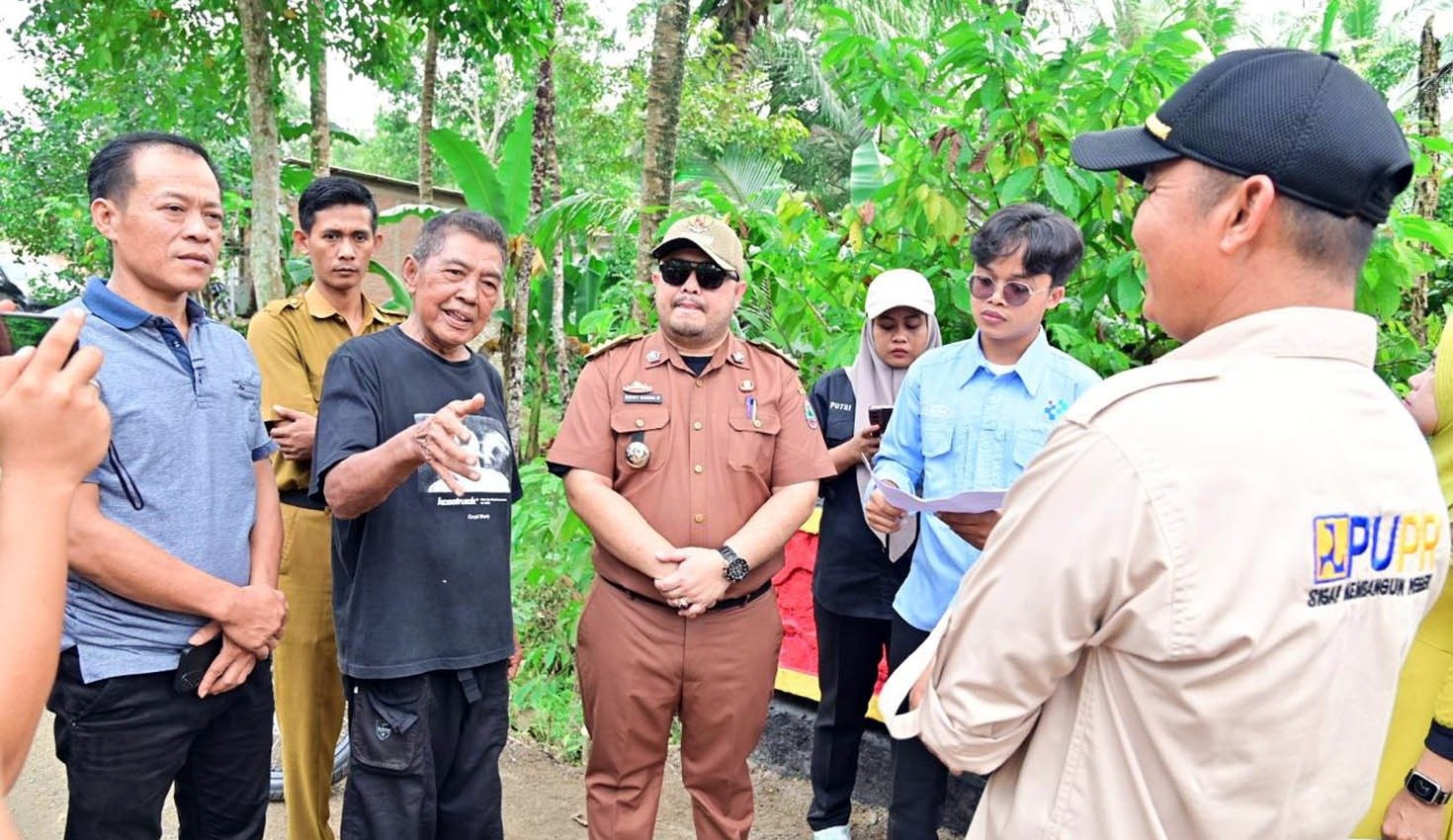 Zainudin cat jembatan rusak