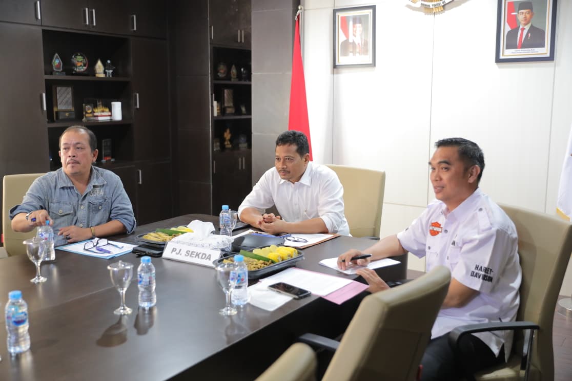 Penjabat Sekda Babel, Fery Afriyanto mengikuti Rakor Serentak Nasional bersama Kepala Satpol PP dan Plt. Kepala Kesbangpol dari Ruang Vidcon Kantor Gubernur Babel.