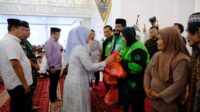 Bupati Sitti Husniah Talenrang menyerahkan 200 paket sembako untuk masyarakat miskin dan ojol.