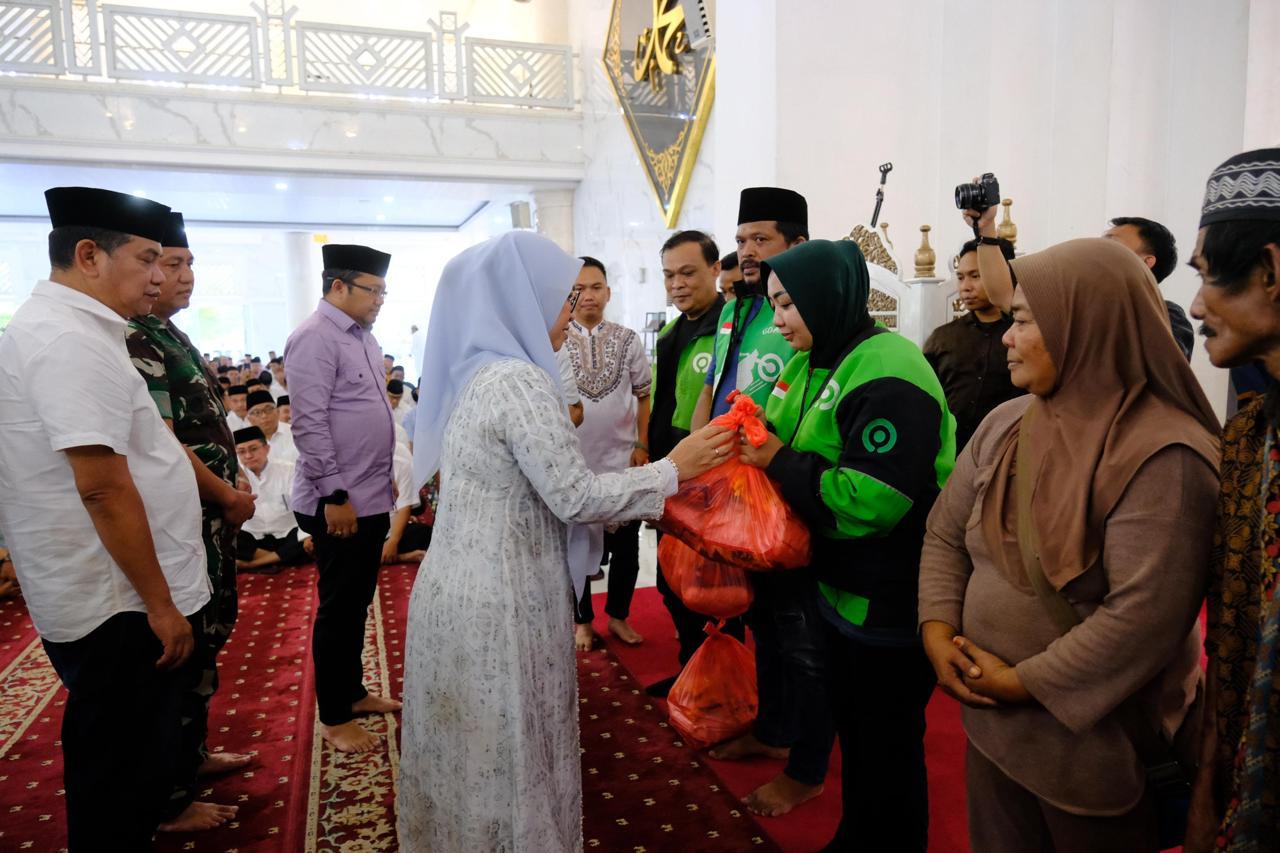 Bupati Sitti Husniah Talenrang menyerahkan 200 paket sembako untuk masyarakat miskin dan ojol.