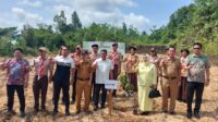 Kejari Landak bersama KPH tanam 80 pohon peringati Hari Bhakti Adhyaksa ke-80, wujud kepedulian lingkungan dan pencegahan bencana longsor.