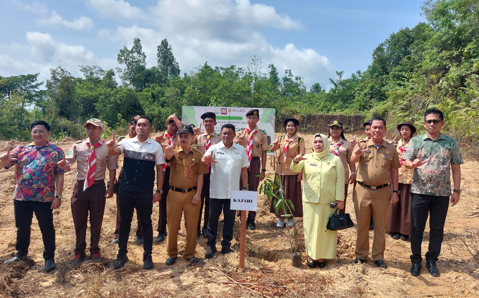 Kejari Landak bersama KPH tanam 80 pohon peringati Hari Bhakti Adhyaksa ke-80, wujud kepedulian lingkungan dan pencegahan bencana longsor.