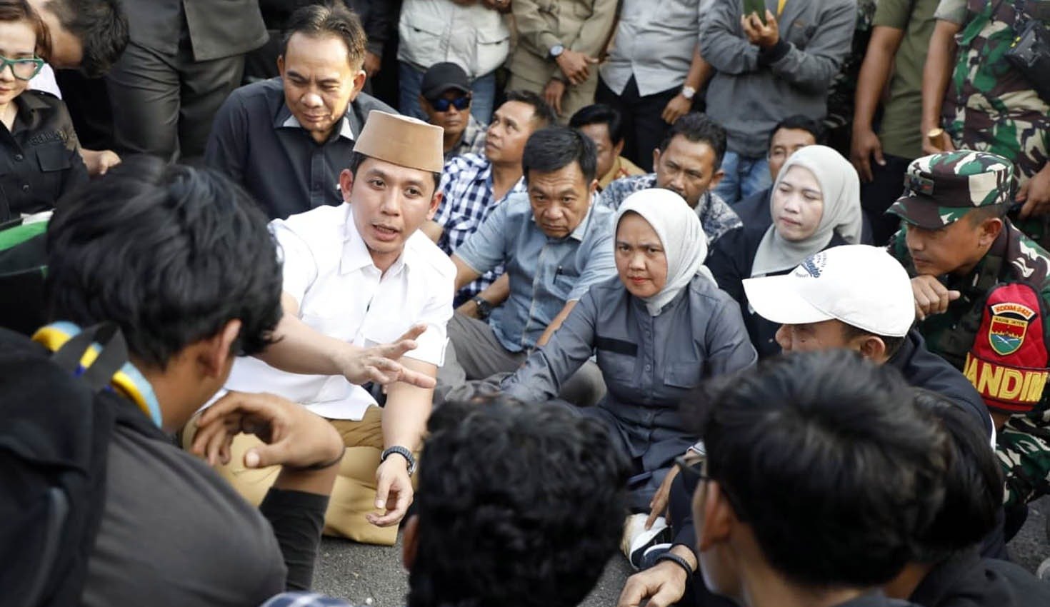 Bupati Lampung Selatan Egi duduk bersama warga di aksi damai, dengarkan aspirasi rakyat, dan tegaskan komitmen tindak lanjuti masukan masyarakat.