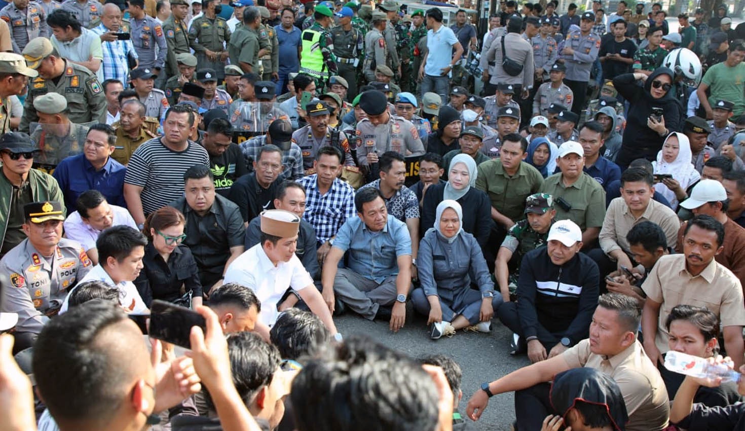 Bupati Lampung Selatan Egi duduk bersama warga di aksi damai, dengarkan aspirasi rakyat, dan tegaskan komitmen tindak lanjuti masukan masyarakat.
