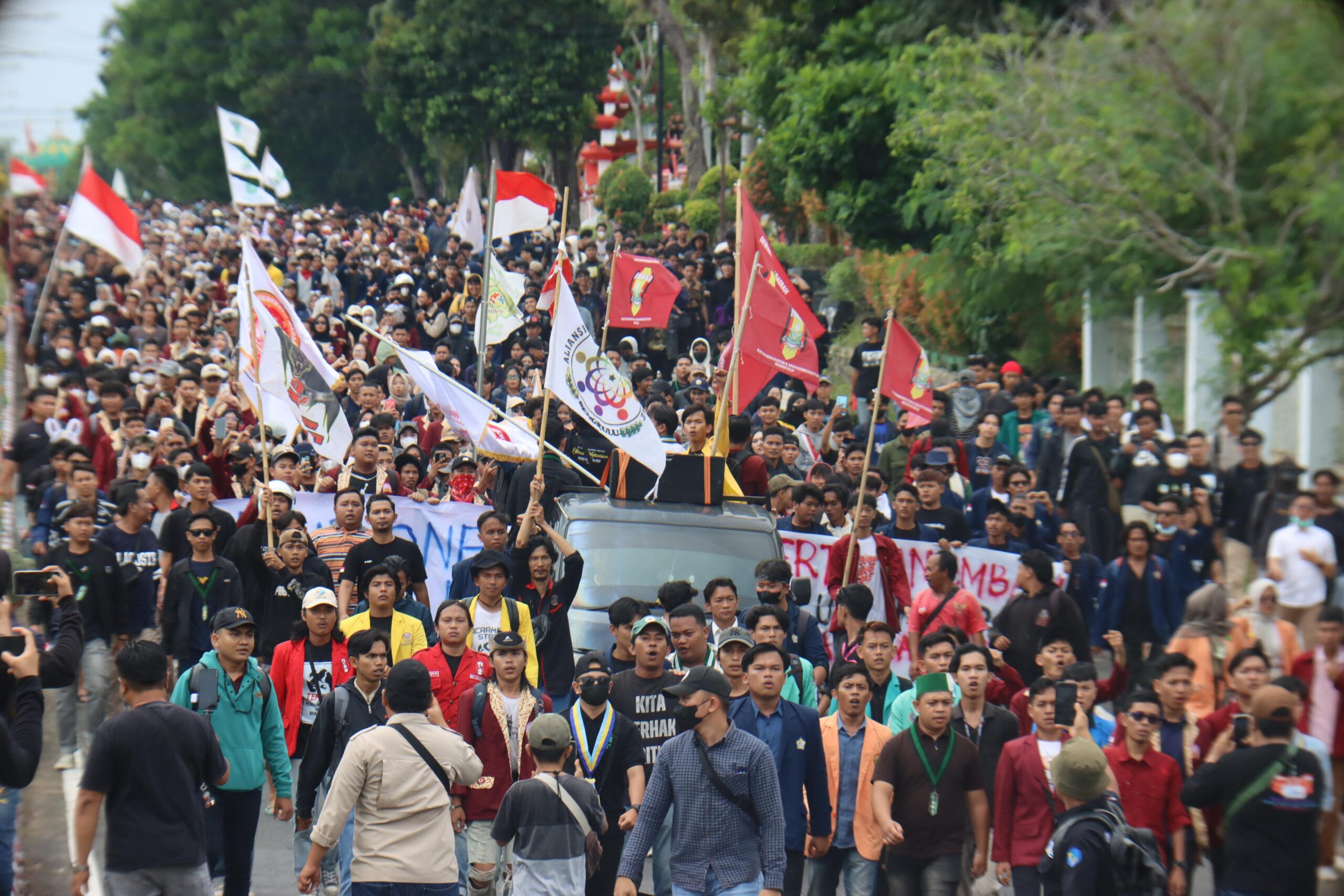 Kapolda Bengkulu Irjen Pol. Mardiyono turun langsung mengawal unjuk rasa di DPRD Bengkulu.