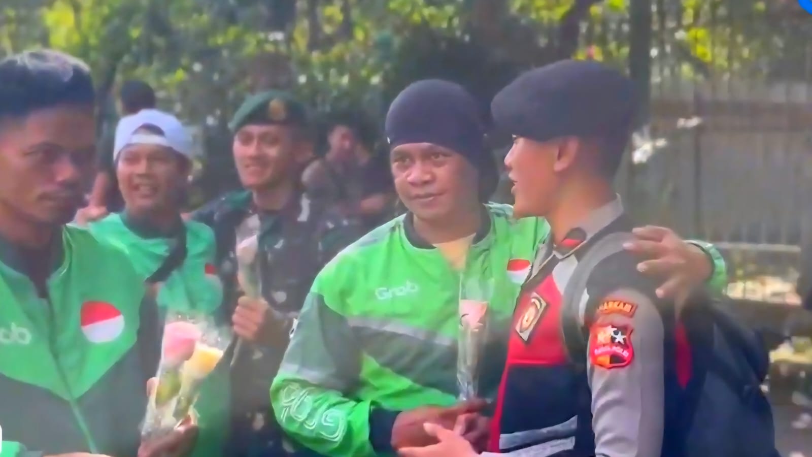 Ratusan pengemudi ojol gelar aksi damai di Monas dengan menebar bunga mawar untuk TNI, Polri, dan masyarakat