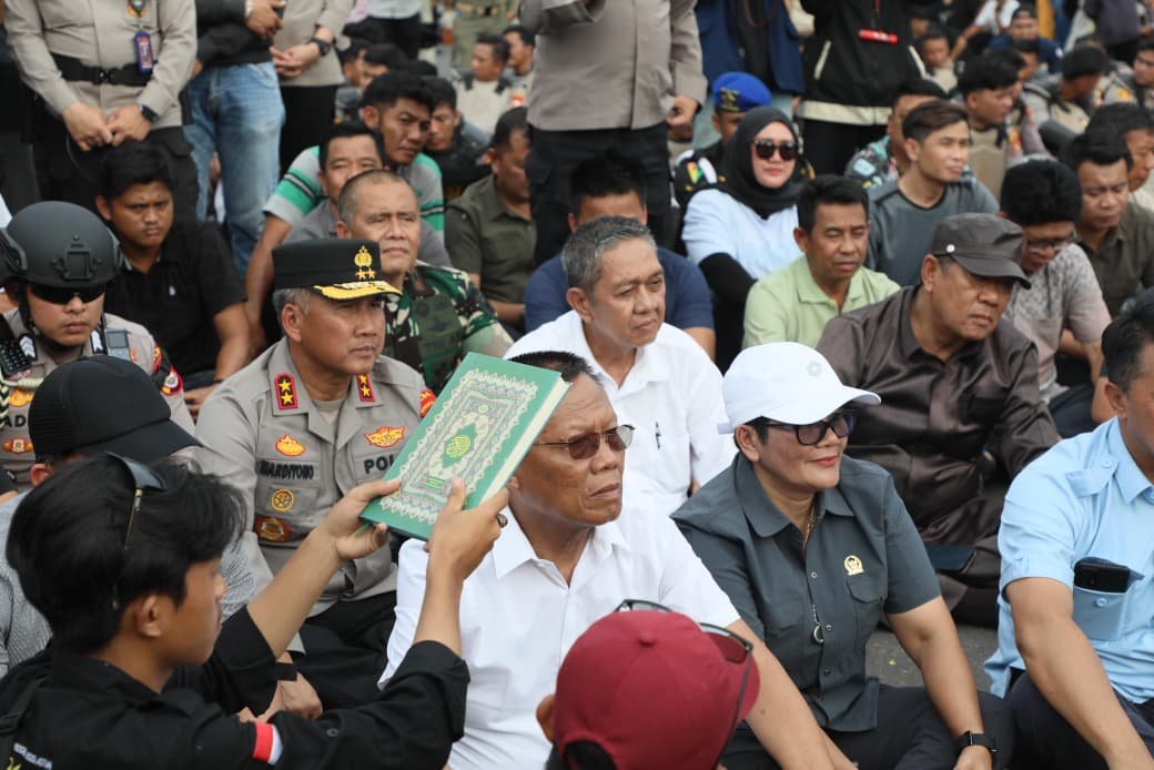 Kapolda duduk bersama massa, dengarkan aspirasi, dan pastikan suasana kondusif hingga akhir.