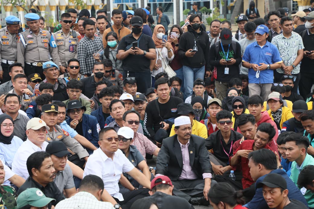 Kapolda duduk bersama massa, dengarkan aspirasi, dan pastikan suasana kondusif hingga akhir.