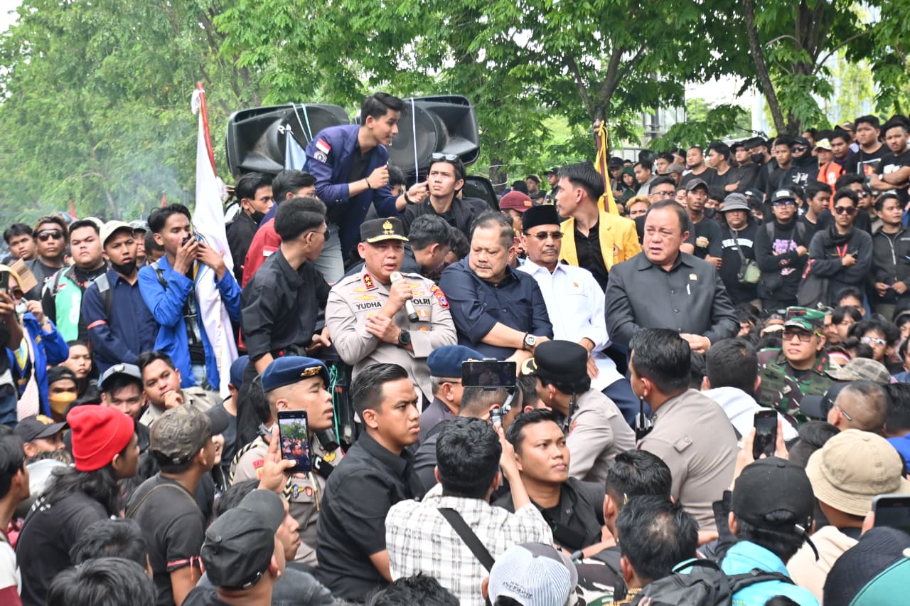 Polda Kalsel apresiasi unjuk rasa di DPRD Kalsel yang berjalan aman dan tertib.