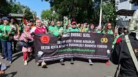 Komunitas ojol bagikan 2 ribu bunga mawar kepada TNI-Polri di Monas.