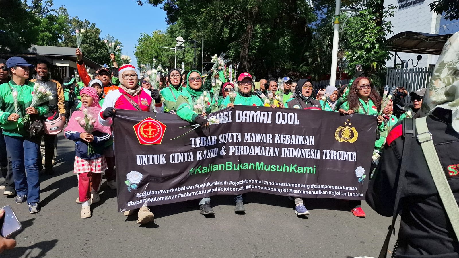 Komunitas ojol bagikan 2 ribu bunga mawar kepada TNI-Polri di Monas.
