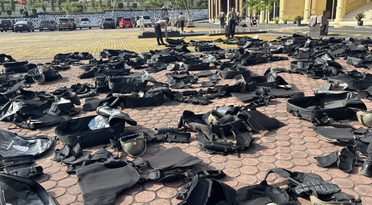 Dit Samapta Polda Bengkulu rawat peralatan Dalmas pasca pengamanan unjuk rasa.