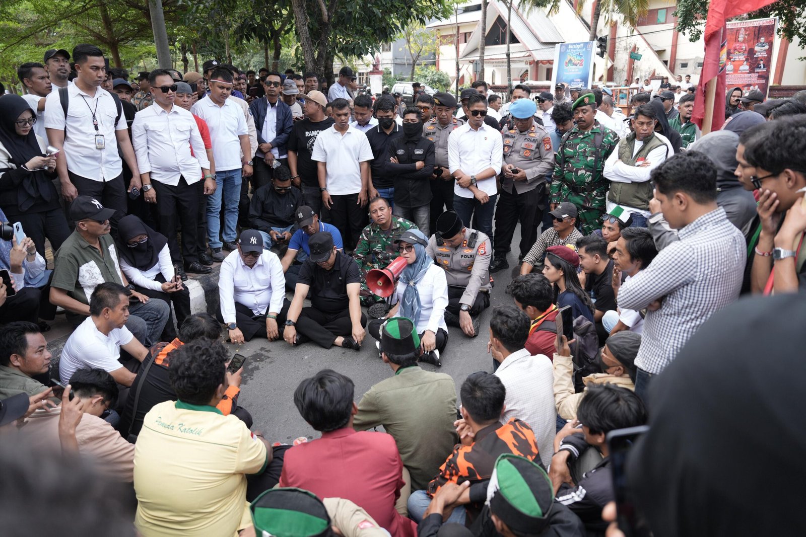 Bupati Gowa Husniah Talenrang temui aksi damai Cipayung Plus, apresiasi aspirasi yang disampaikan secara santun dan bermartabat. Bupati Gowa Husniah Talenrang temui aksi damai Cipayung Plus, apresiasi aspirasi yang disampaikan secara santun dan bermartabat.