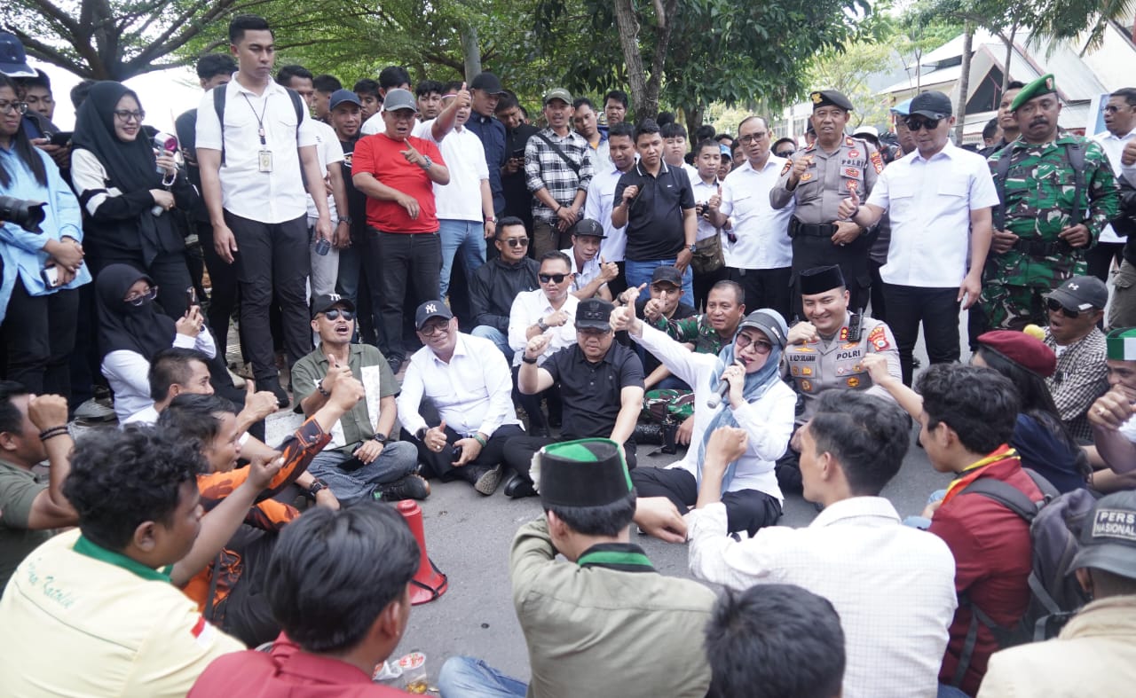 Bupati Gowa Husniah Talenrang temui aksi damai Cipayung Plus, apresiasi aspirasi yang disampaikan secara santun dan bermartabat.