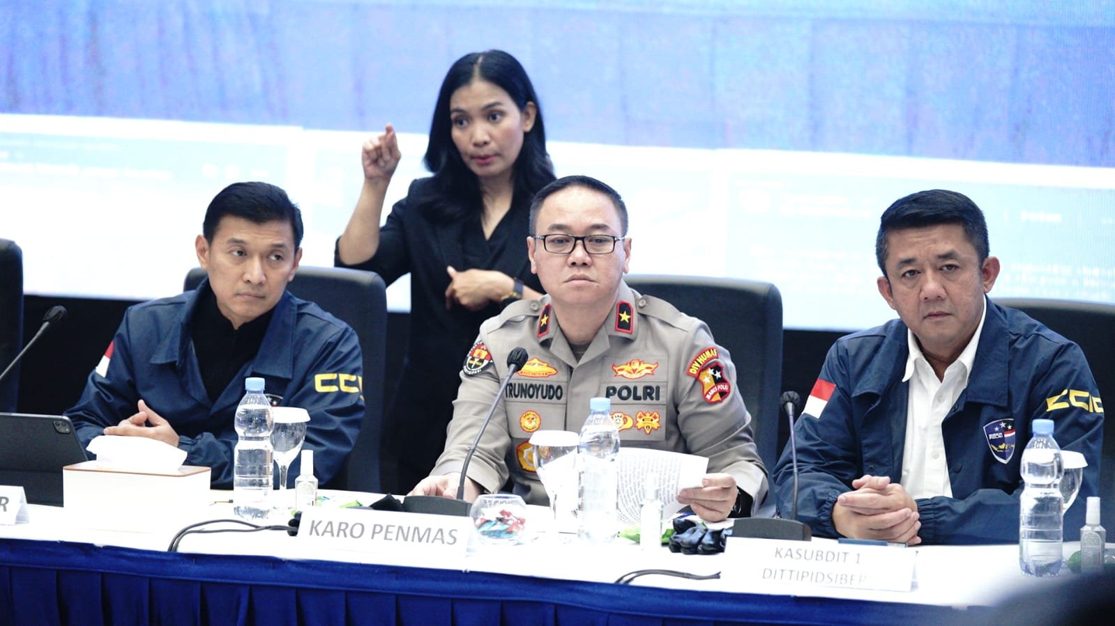 Polri menangkap tujuh pelaku penyebar konten provokatif di media sosial dan memblokir 592 akun untuk menjaga stabilitas nasional serta mencegah hoaks.