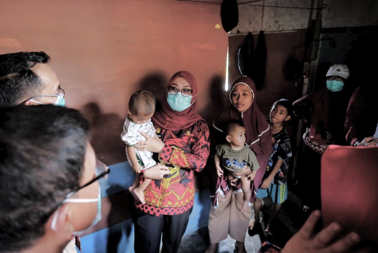 Pemkab Gowa bersama Tim Lacak turun langsung intervensi keluarga miskin ekstrem dengan bantuan pangan, usaha, kesehatan, hingga perbaikan rumah.