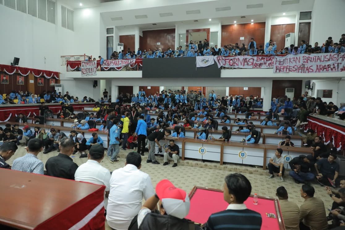 Gubernur dan Forkopimda Babel menemui demonstran mahasiswa di DPRD. Gubernur dan Forkopimda Babel menemui demonstran mahasiswa di DPRD.
