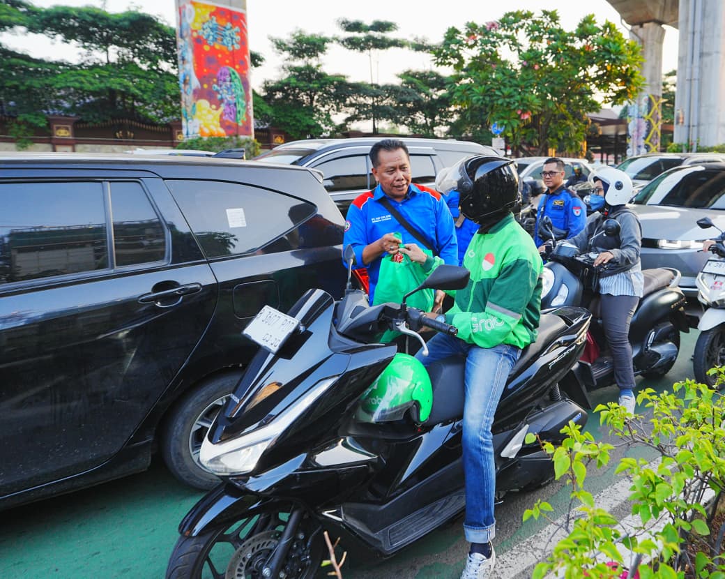 Buruh KSPSI dan Polri adakan bakti sosial di Jakarta, bagikan ratusan paket sembako untuk warga Buruh KSPSI dan Polri adakan bakti sosial di Jakarta, bagikan ratusan paket sembako untuk warga
