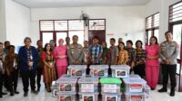 Kapolda NTT kunjungi SRM 19 Naibonat, berikan motivasi dan bantuan sosial, serta dukung visi Presiden Prabowo untuk pendidikan Indonesia maju.