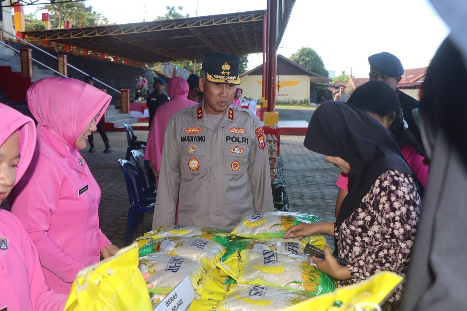 Brimob Polda Bengkulu menggelar pasar murah sembako. Kapolda dorong gerakan pangan murah hingga Polsek untuk bantu masyarakat Bengkulu.