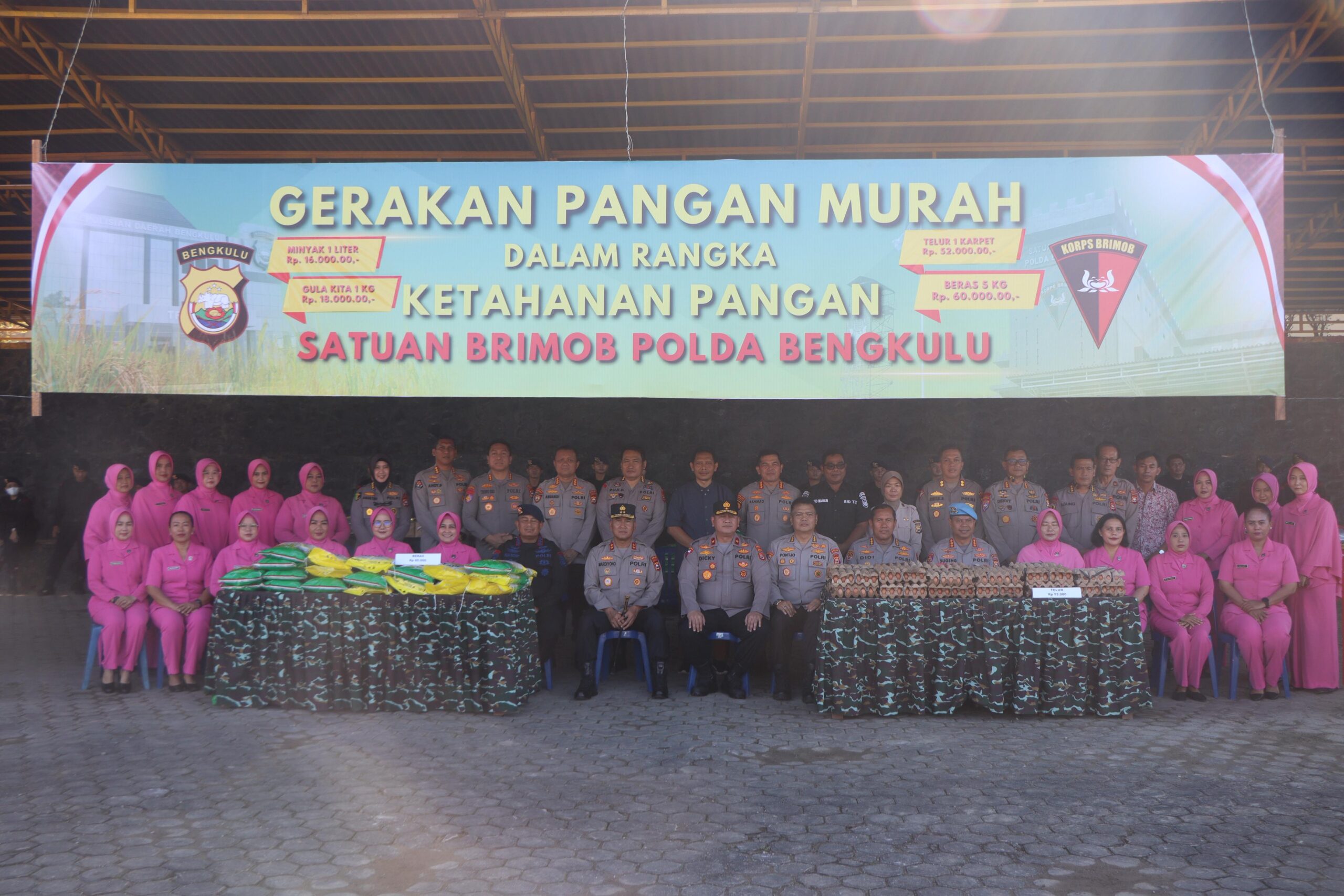 Brimob Polda Bengkulu menggelar pasar murah sembako. Kapolda dorong gerakan pangan murah hingga Polsek untuk bantu masyarakat Bengkulu.