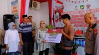 Bupati Gowa Sitti Husniah menyerahkan bantuan kearifan lokal Rp50 juta dari Kemensos RI untuk Sanggar Seni Kalegowa guna melestarikan budaya daerah.