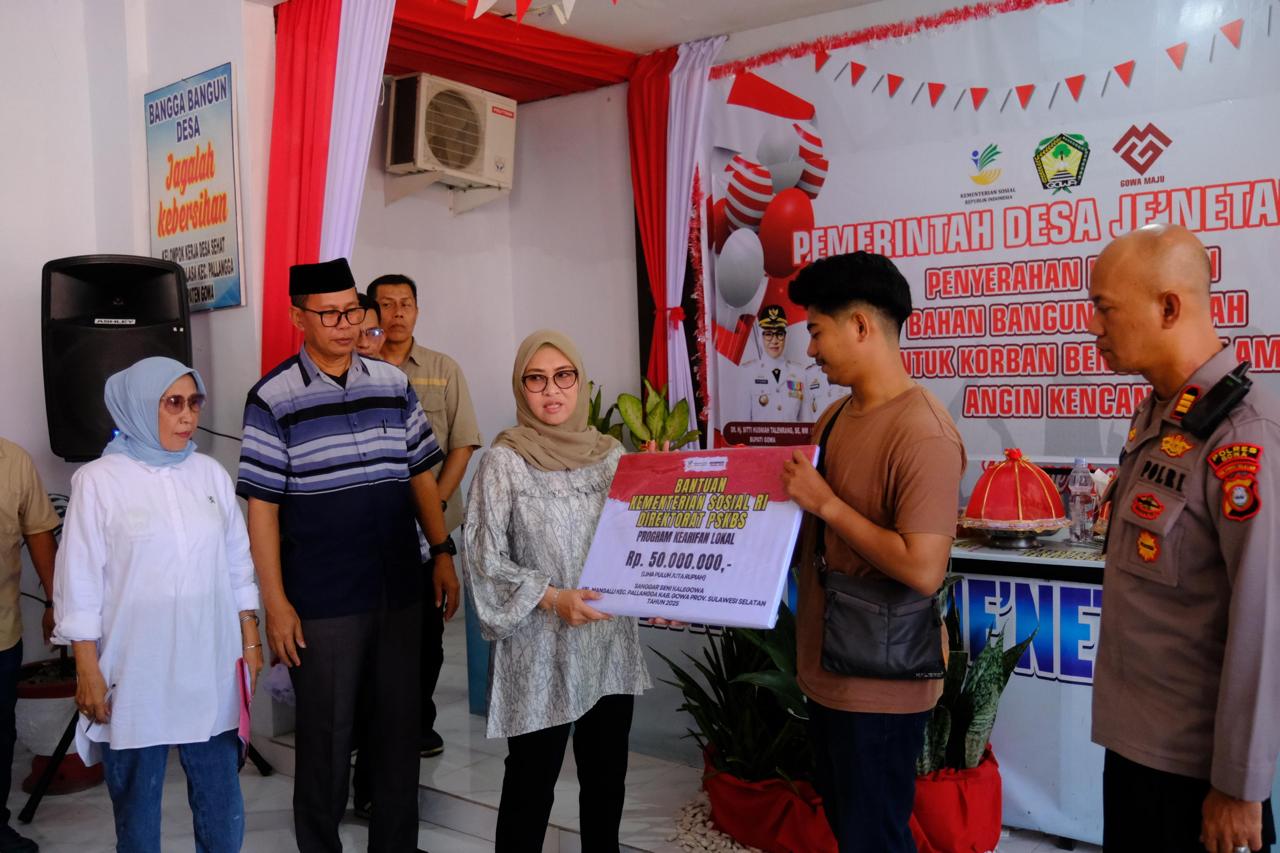 Bupati Gowa Sitti Husniah menyerahkan bantuan kearifan lokal Rp50 juta dari Kemensos RI untuk Sanggar Seni Kalegowa guna melestarikan budaya daerah.