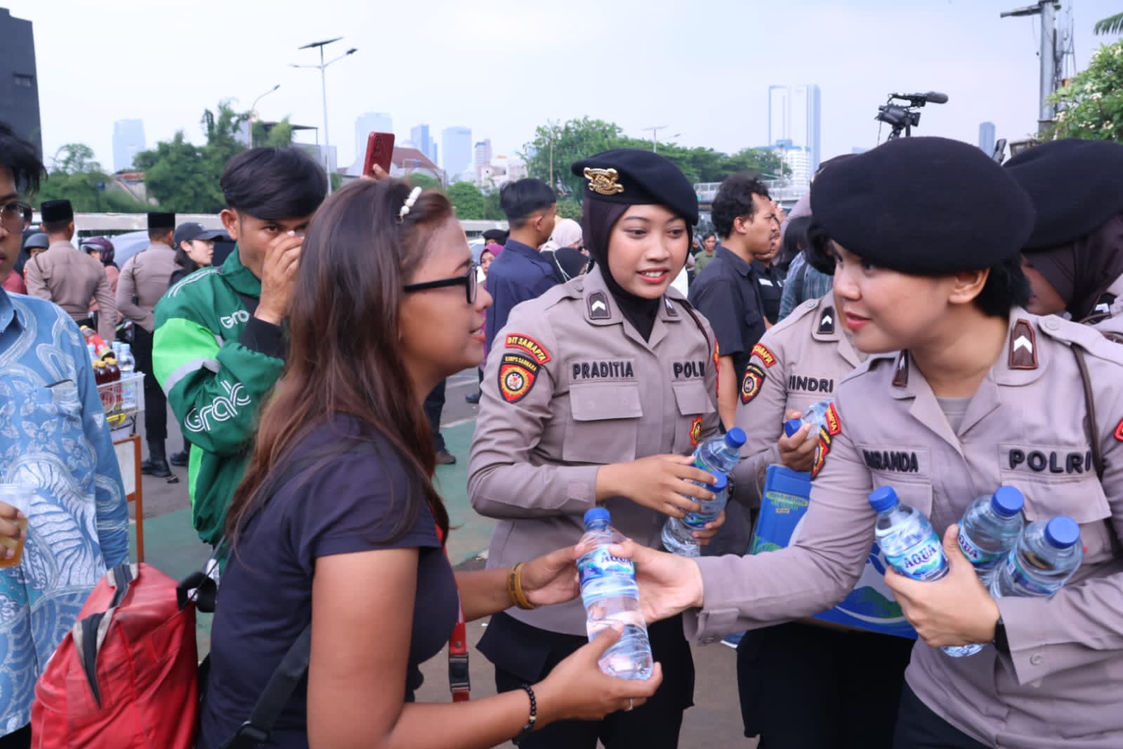 Polwan Polda Metro Jaya beri air mineral, roti, dan pelayanan medis kepada massa l agar tetap kondusif.