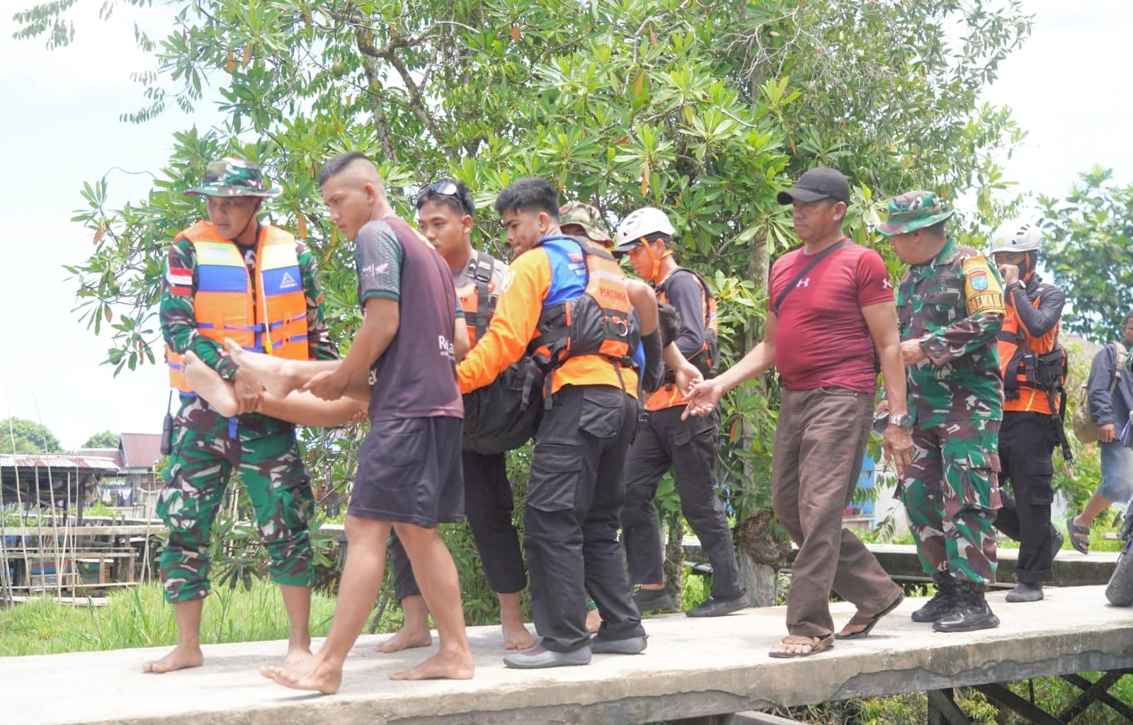 Danrem 121/Abw Brigjen TNI Purnomosidi apresiasi latihan penanggulangan bencana banjir di Sambas.