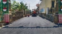 Pemerintah Desa Pesawahan gunakan Dana Desa Rp311 juta untuk perbaikan jalan Kampung Cihideung, Purwakarta.