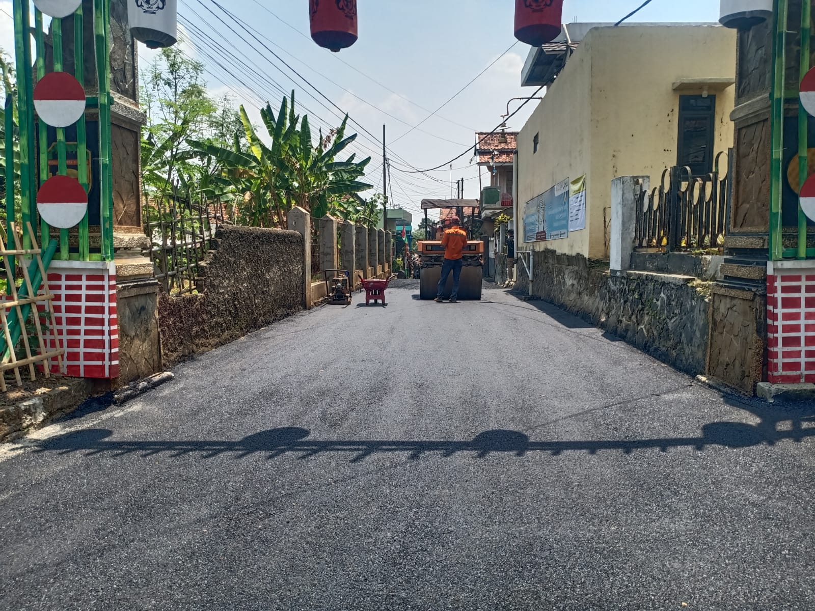 Pemerintah Desa Pesawahan gunakan Dana Desa Rp311 juta untuk perbaikan jalan Kampung Cihideung, Purwakarta.