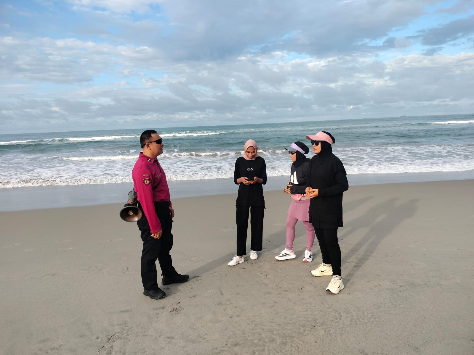 Patroli Dialogis Polda Bengkulu di Pantai Pasir Putih