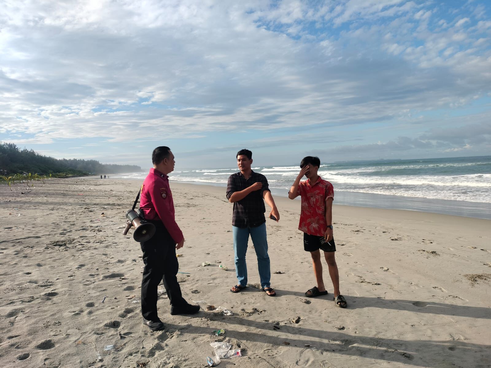 Patroli Dialogis Polda Bengkulu di Pantai Pasir Putih