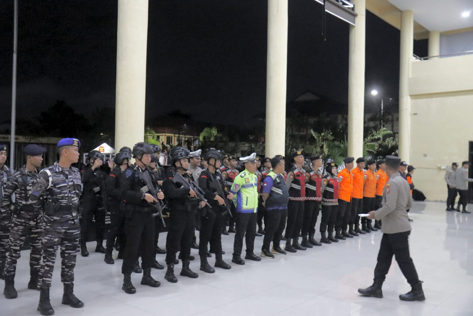 Polda Bengkulu tetap menggelar patroli skala besar meski hujan deras melanda.