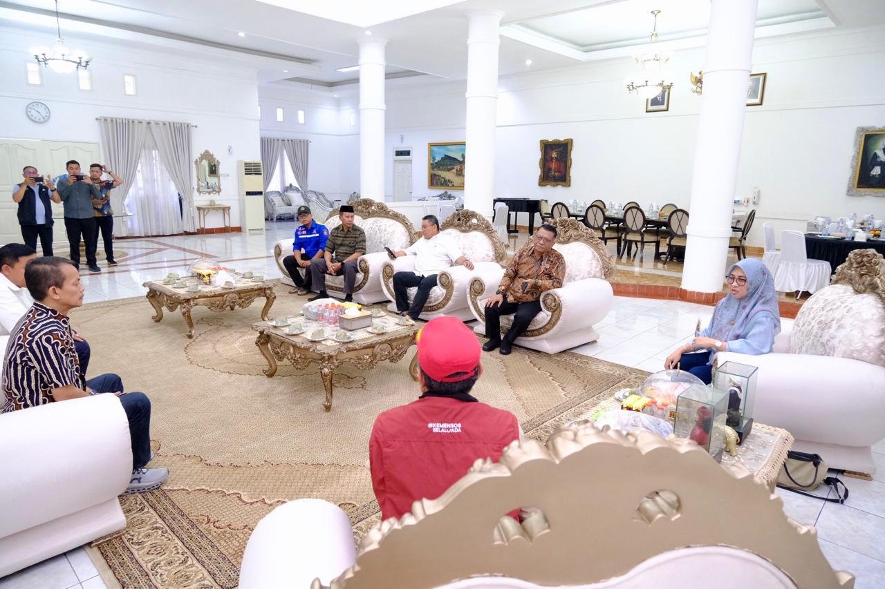 Pemkab Gowa menyalurkan bantuan Kemensos RI untuk korban angin kencang di Desa Je'netallasa.