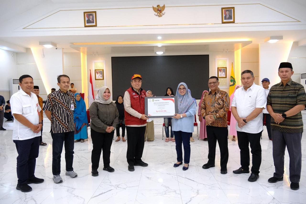 Pemkab Gowa menyalurkan bantuan Kemensos RI untuk korban angin kencang di Desa Je'netallasa.