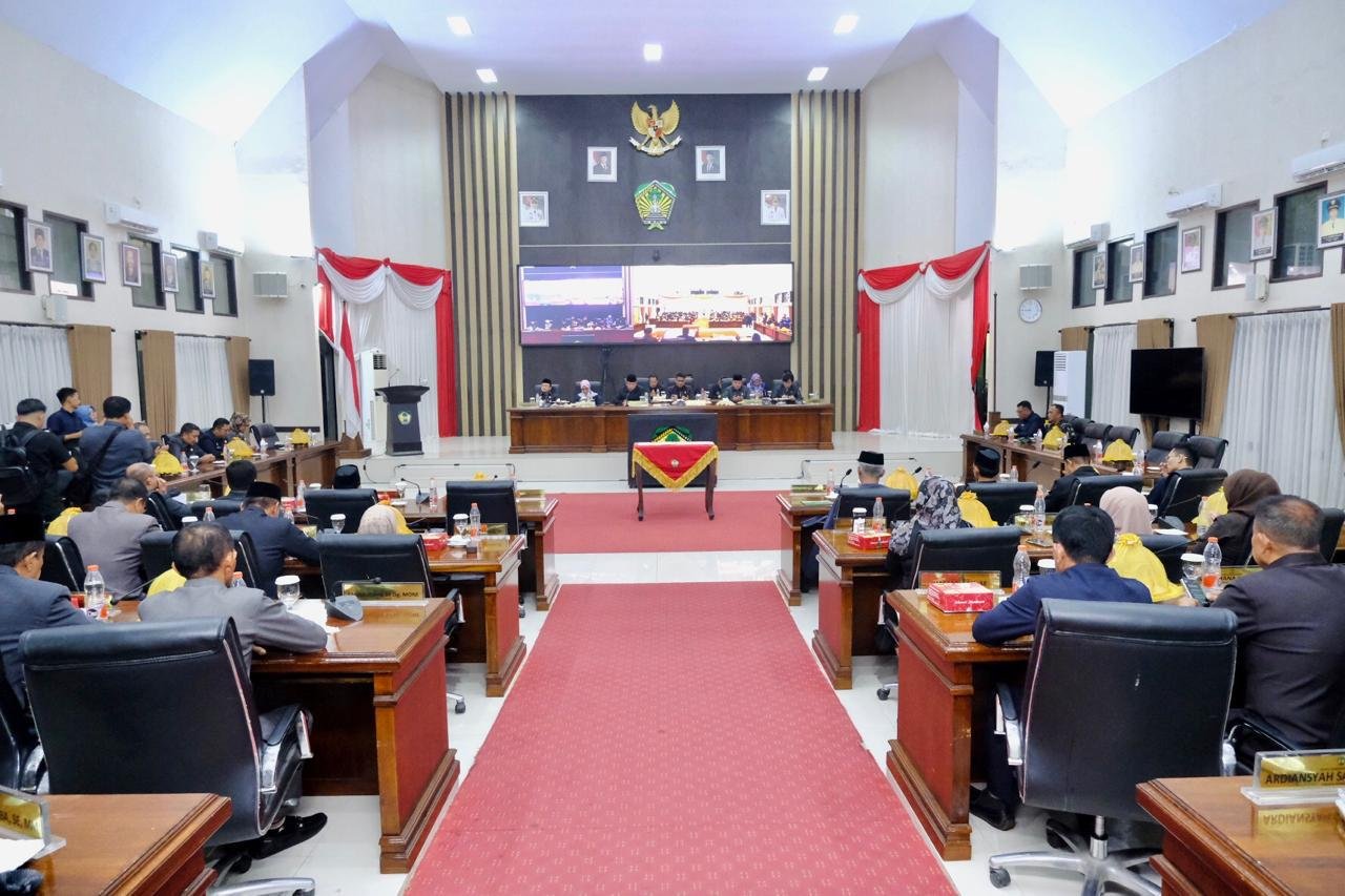 Rapat Paripurna DPRD Gowa, menetapkan Rancangan Peraturan Daerah (Ranperda) tentang Perubahan APBD 2025 Kabupaten Gowa menjadi Perda, di Ruang Rapat Paripurna DPRD Gowa, Jumat (5/9).