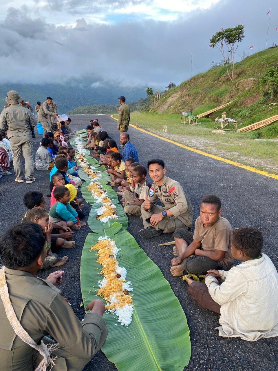 Kegiatan ini menghadirkan keakraban, senyum, dan harapan baru untuk perdamaian di Papua. Kegiatan ini menghadirkan keakraban, senyum, dan harapan baru untuk perdamaian di Papua.