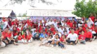 Diskominfo Babel menggelar Family Gathering di Pantai Pukan II.