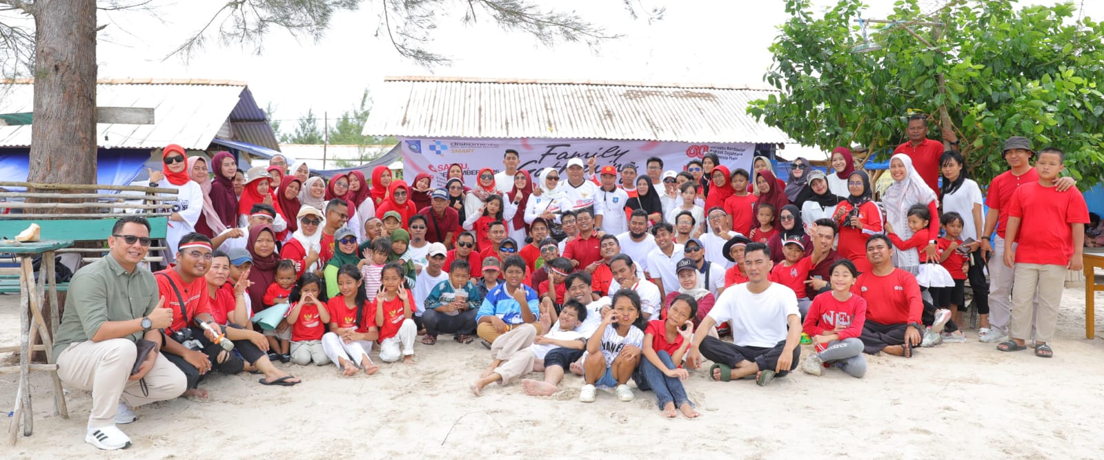Diskominfo Babel menggelar Family Gathering di Pantai Pukan II.