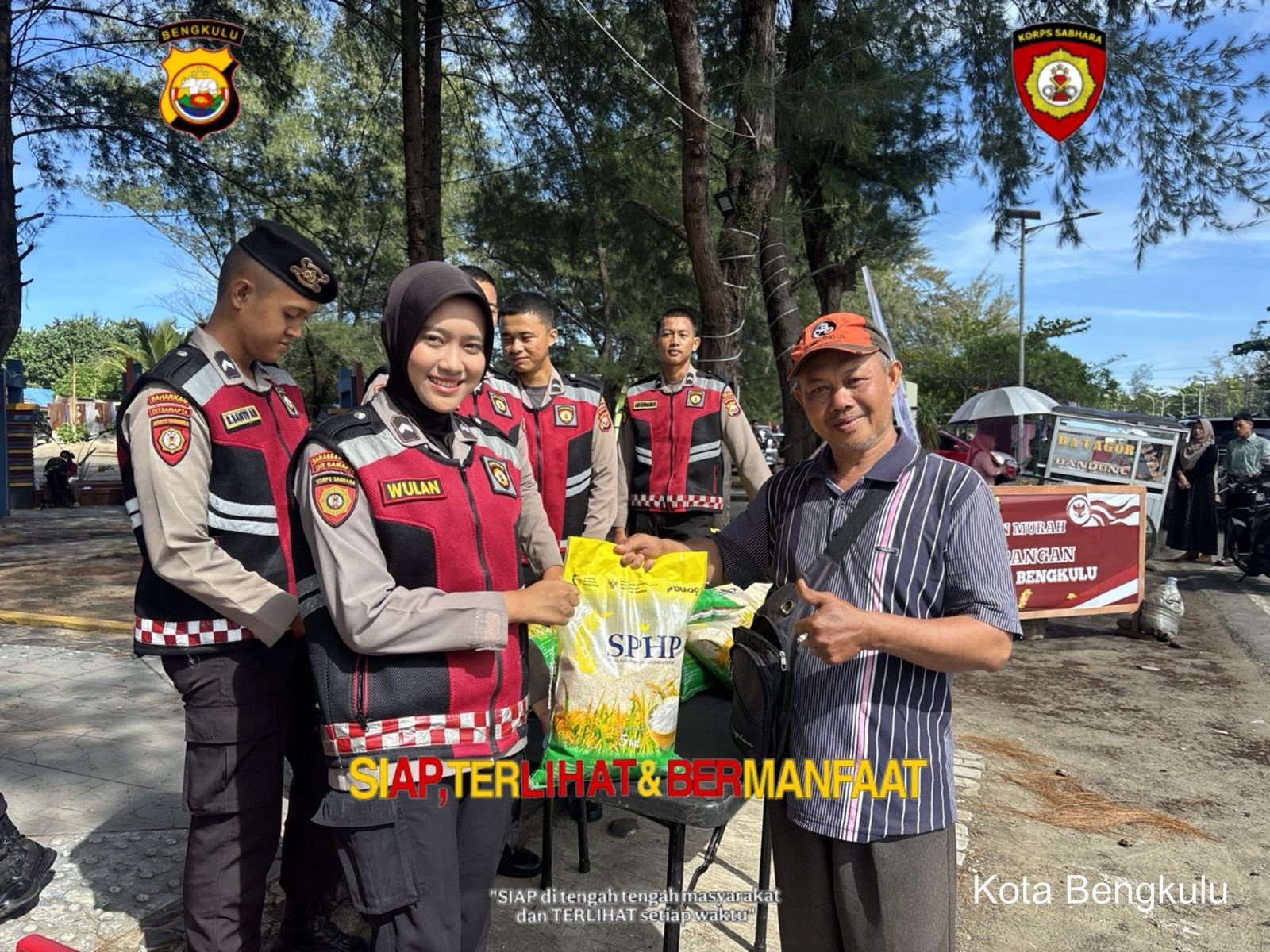 Ditsamapta Polda Bengkulu menggelar pasar murah di Pantai Panjang dengan menyediakan 2 ton beras SPHP Ditsamapta Polda Bengkulu menggelar pasar murah di Pantai Panjang dengan menyediakan 2 ton beras SPHP