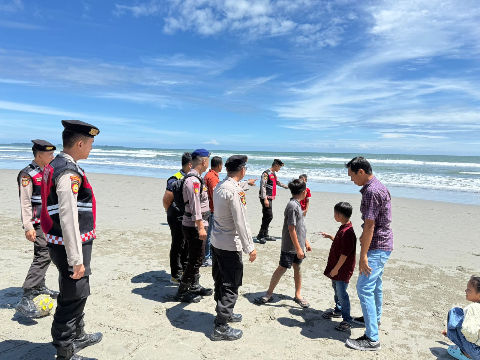 Polda Bengkulu menggelar Apel KRYD di Pantai Panjang untuk menindak premanisme dan pungli.