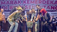 Wabup Sintang Florensius Ronny menutup Pameran Pembangunan 2025 di GOR Apang Semangai.