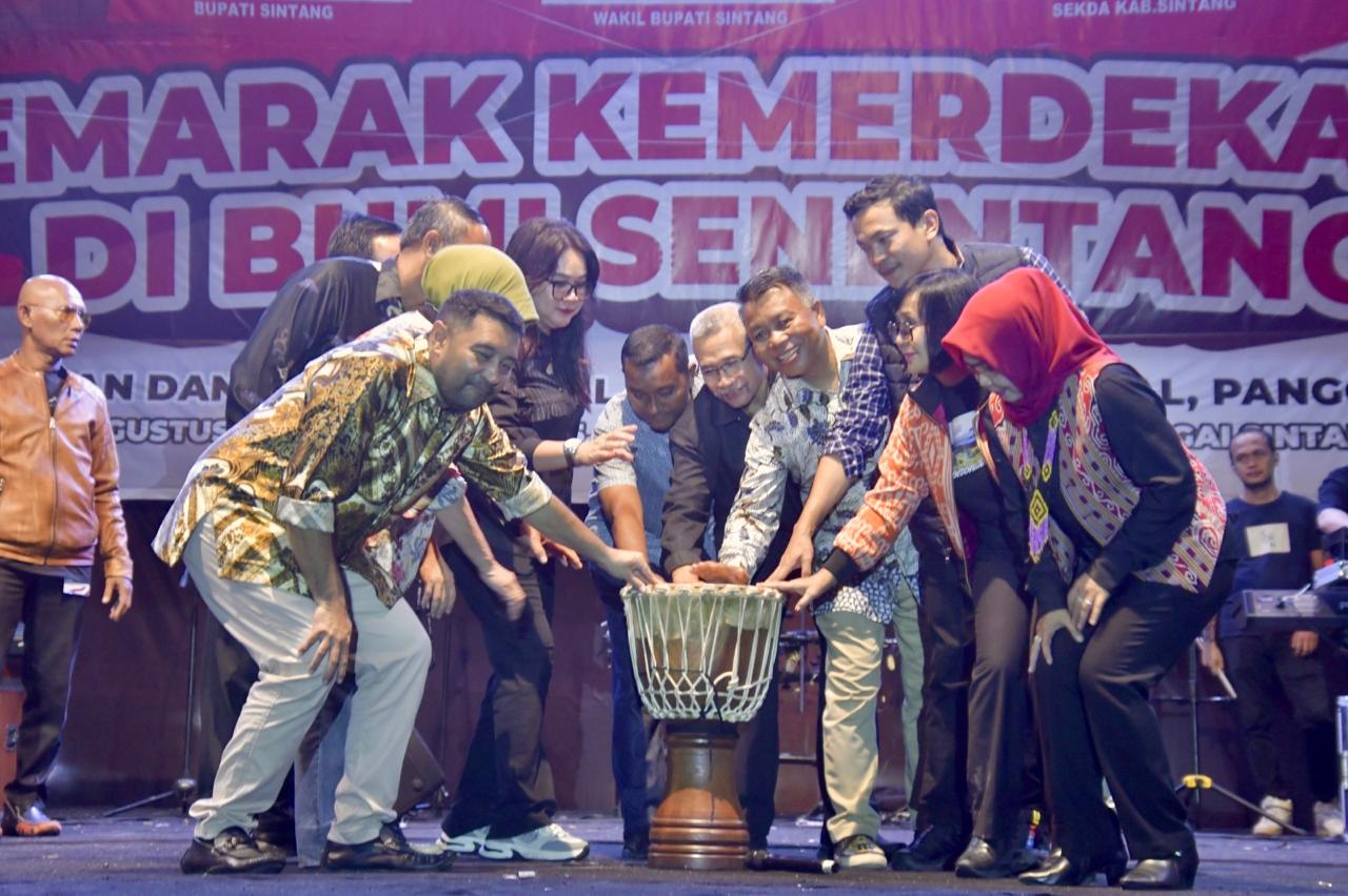 Wabup Sintang Florensius Ronny menutup Pameran Pembangunan 2025 di GOR Apang Semangai.