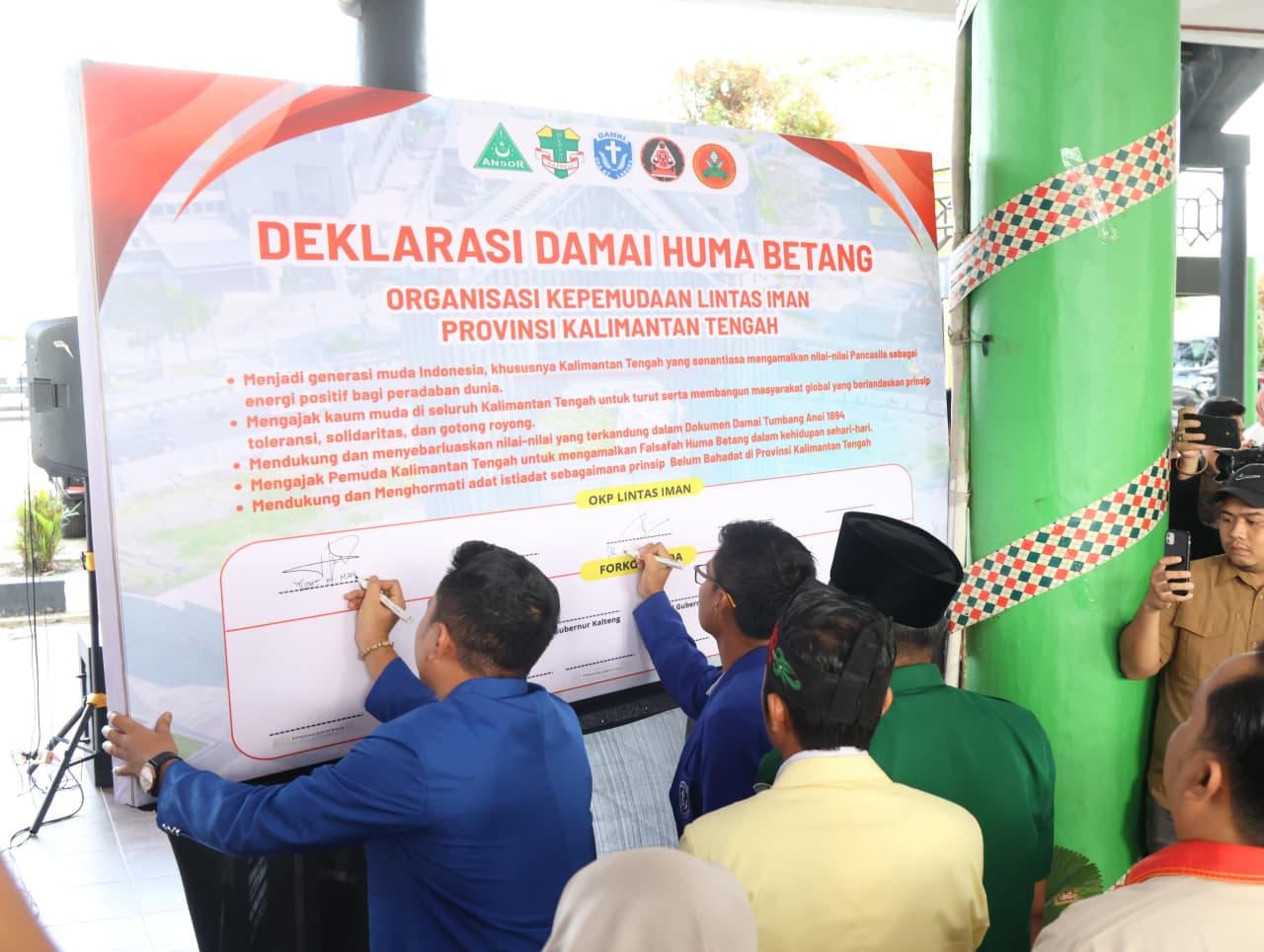 Deklarasi Damai Huma Betang bersama pemuda lintas iman di Palangka Raya untuk memperkuat persatuan dan kerukunan.