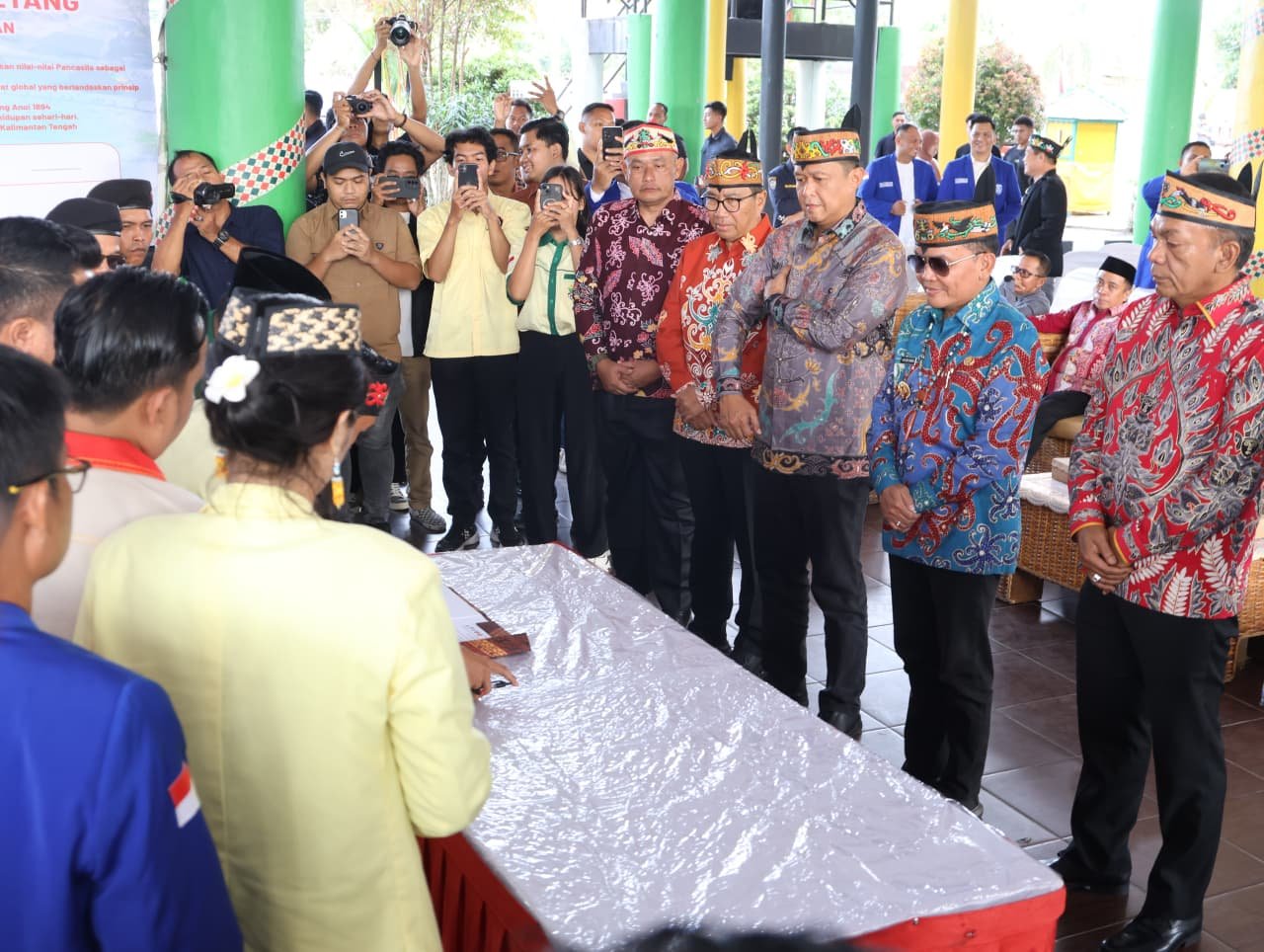 Kapolda Kalteng Ajak Pemuda Lintas Iman Jaga Persatuan Lewat Deklarasi Damai Huma Betang Kapolda Kalteng Ajak Pemuda Lintas Iman Jaga Persatuan Lewat Deklarasi Damai Huma Betang