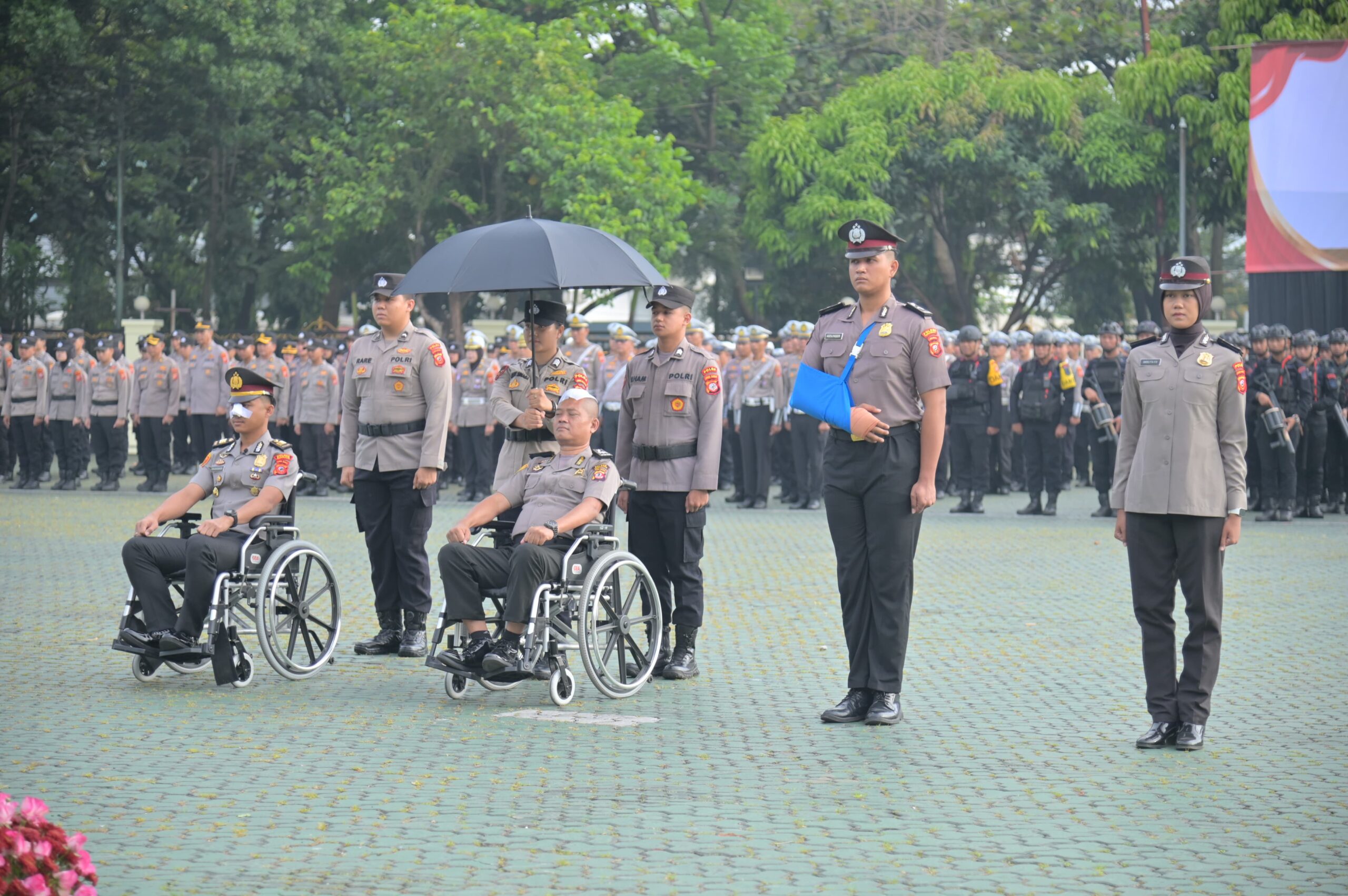 Empat polisi Polda Jabar menerima kenaikan pangkat luar biasa atas keberanian dan pengorbanan saat mengamankan aksi unjuk rasa di Jawa Barat.