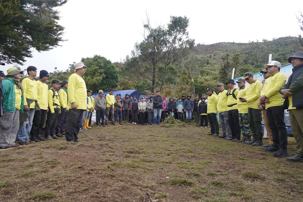 Wabup Gowa Darmawangsyah Muin memimpin Aksi Bersih Gunung Bawakaraeng 2025 bersama komunitas pecinta alam.