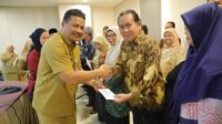 Pj Sekda Babel Fery Afriyanto menyerahkan tali asih kepada 28 ASN purnabakti.