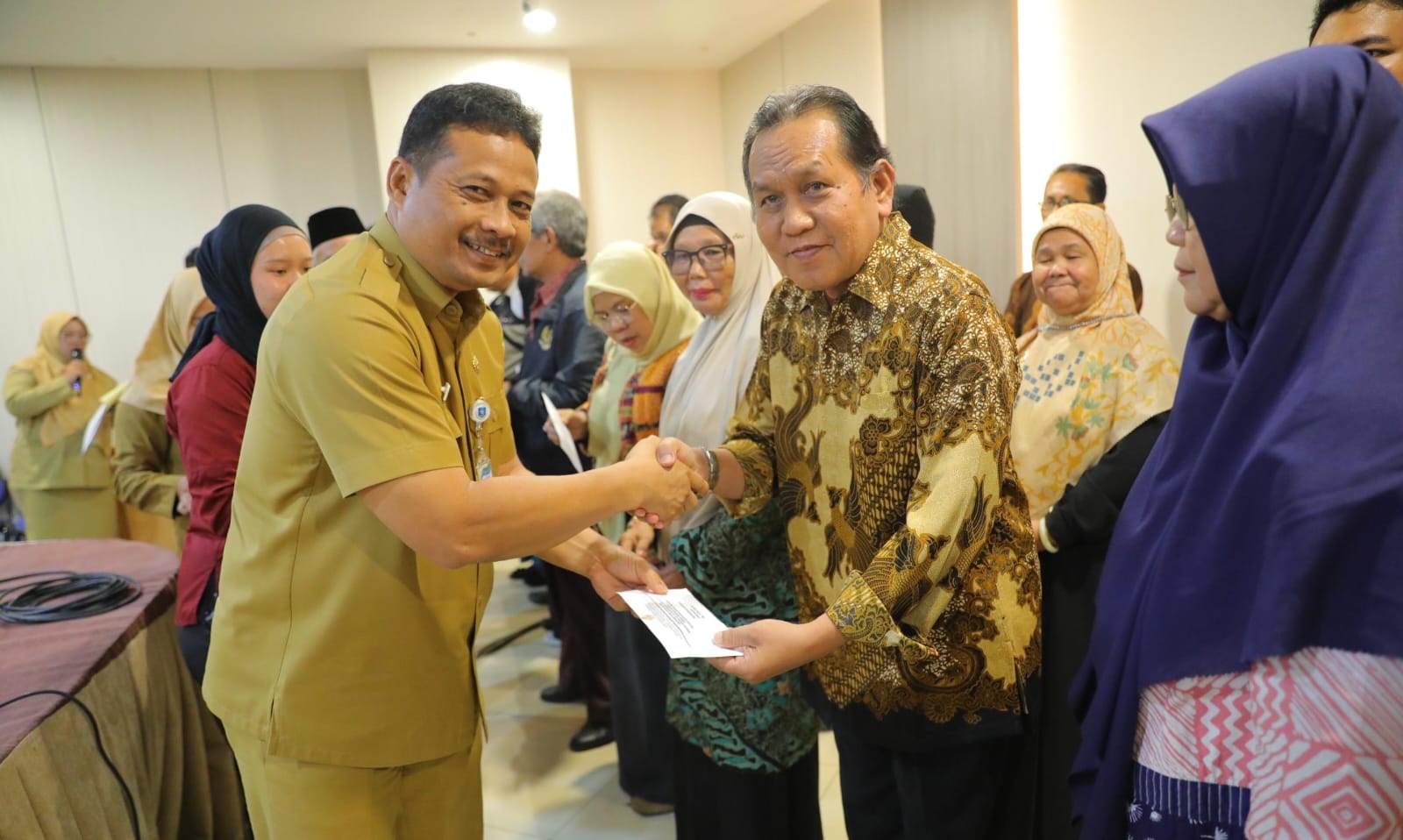 Pj Sekda Babel Fery Afriyanto menyerahkan tali asih kepada 28 ASN purnabakti.